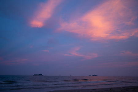 生动的紫色天空，阳光从海滩上的日落。