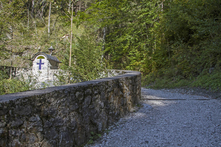 从莱赫山谷的维森巴赫到坦海默塔尔，这条路线特别受徒步旅行者和骑自行车者的欢迎，穿过古老的Gachtpass路。