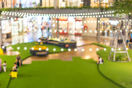 模糊的商场形象与绿色的空间和美丽的波克从灯光。