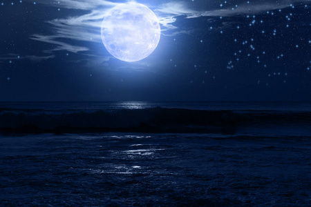 从海洋地平线升起的奇异的月亮和星星。我的天文学工作。