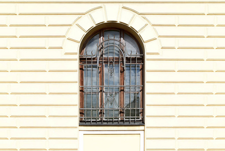 有古建筑格子的窗户..波兰老克拉科夫，2017年。