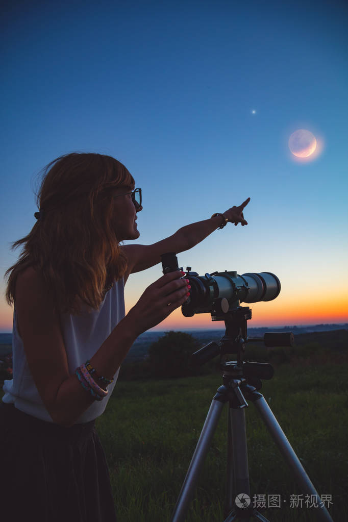女孩用望远镜看月食我的天文学工作