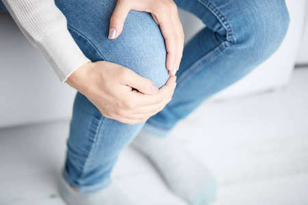 腿膝关节的身体损伤妇女抱痛的部分身体。