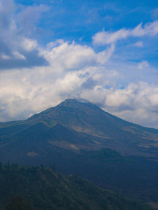 观看巴图尔山，活跃火山在巴厘岛，印度尼西亚。