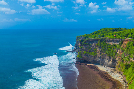 来自印度尼西亚巴厘岛乌卢瓦图神庙的海洋热带风光。