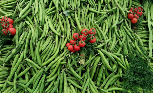 绿豆与西红柿的食物背景。