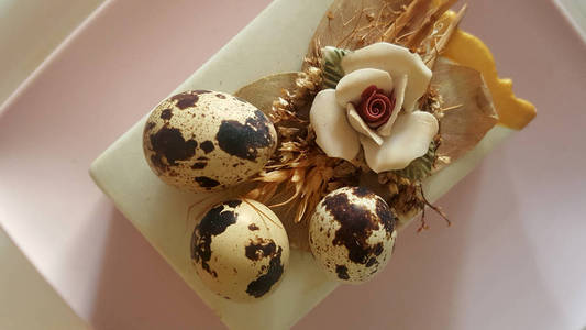 斑点鹌鹑蛋与花卉装饰复活节主题。