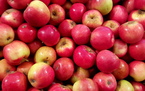 红色成熟甜苹果食品背景。