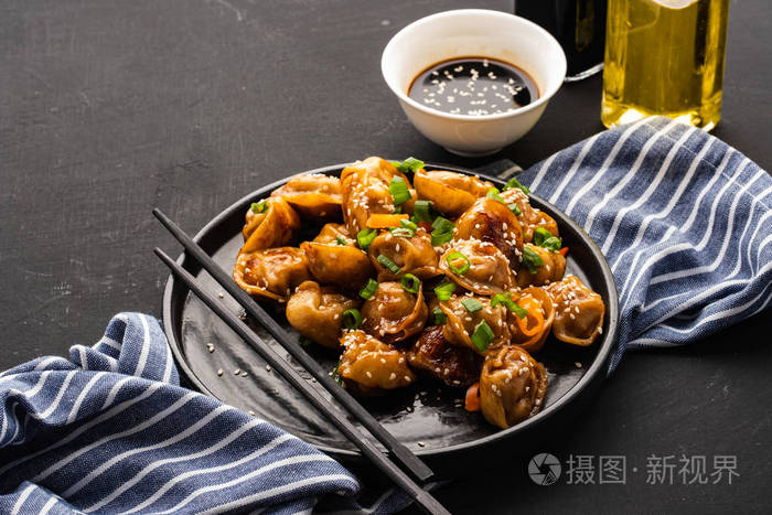用酱油和胡椒和洋葱炒饺子亚洲美食
