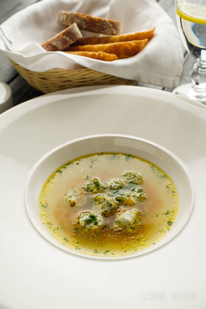 白色盘子里有肉丸的汤。 餐厅菜单的概念。
