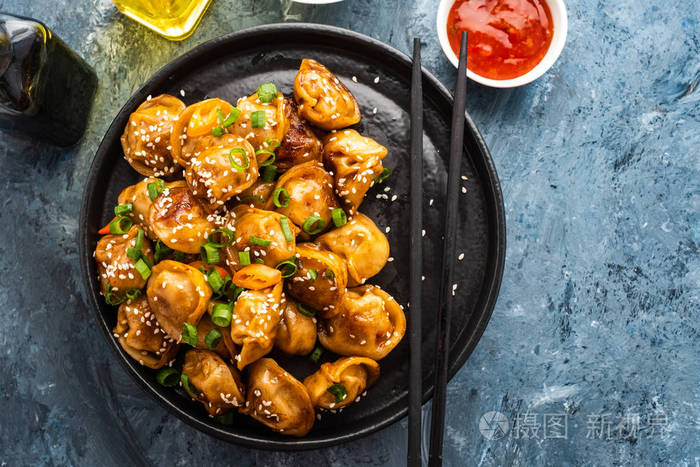 用酱油和胡椒和洋葱炒饺子. 亚洲美食. 上面的风景.