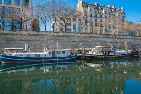 巴黎巴士底狱在塞纳河上的海港游艇