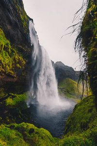 秋天在多云天气下冰岛雄伟的瀑布Seljalandsfoss