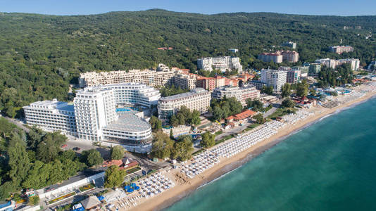 金沙滩和酒店的鸟瞰图。 保加利亚瓦尔纳附近的流行避暑胜地