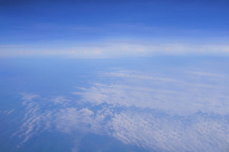 蓝天白云，从空中俯视着陆地