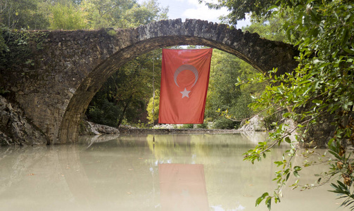 土耳其白河边老石桥的国旗