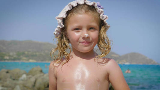 岛上的蓝天和绿松石水在日落与复制空间, 巴拿马美丽的小女孩在海上玩