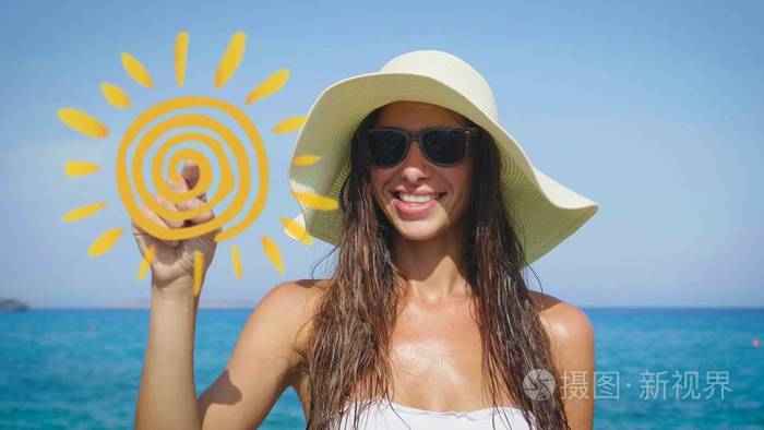 戴着太阳镜和白帽的快乐女人触摸太阳的图形图标