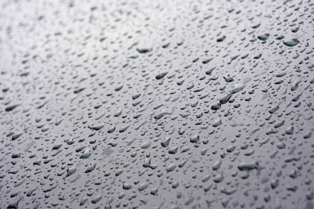 一场雨后，一滴水滴在玻璃杯上。 概念雨的自然背景和纹理