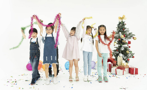 一群孩子一起庆祝圣诞节和新年快乐聚会。