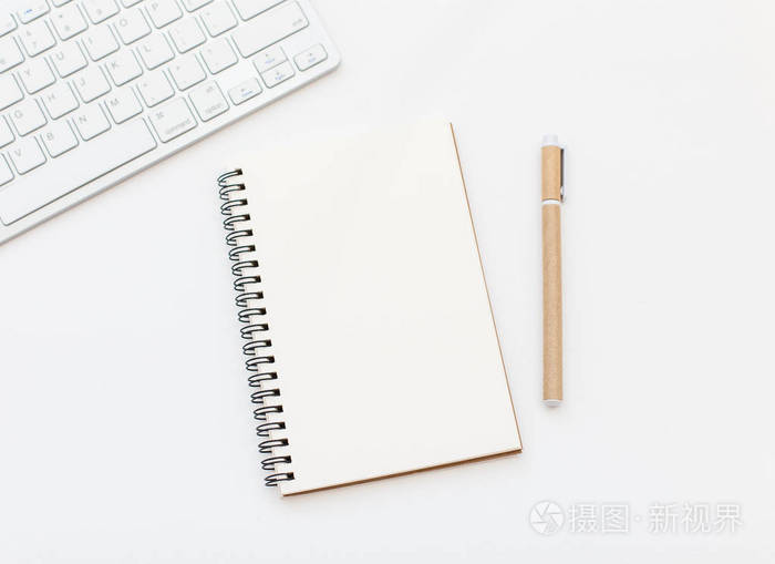 白色背景上的空白笔记本笔和键盘. 文本输入的记事本空间