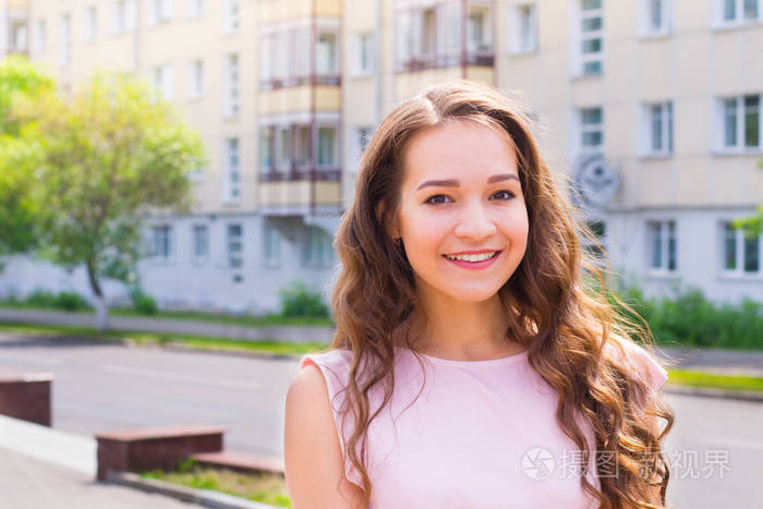 街上年轻女子的画像照片 正版商用图片 摄图新视界