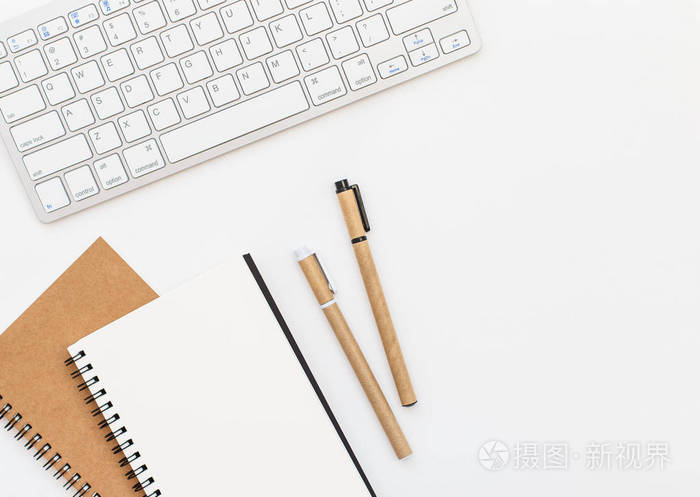 白色背景上的空白笔记本笔和键盘文本输入的记事本空间