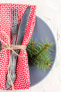 圣诞菜单背景与叉子刀巾和杉树早午餐在白色桌子上。 上面的风景。