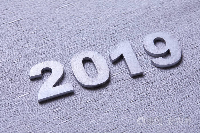 在灰色背景下形成2019年数字的银数接近