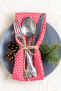 圣诞菜单背景与叉子刀巾和杉树早午餐在白色桌子上。 上面的风景。