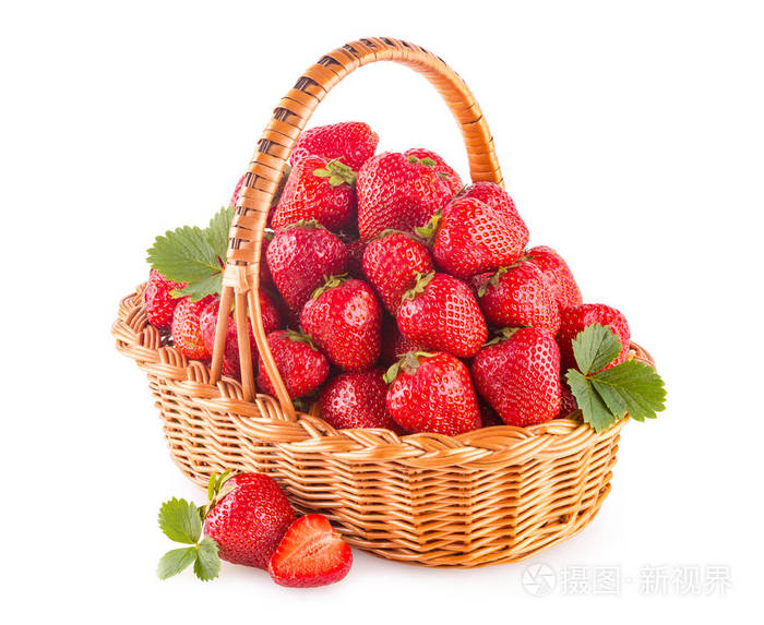 装满草莓的篮子在白色背景上隔离