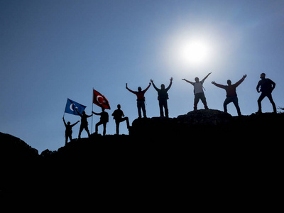 高峰成功商务人士附近的楼梯攀登事业阶梯概念方式新的机会成功的团队