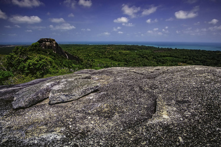 从一个大石袋的顶部观看周围的景观印尼的Belitung