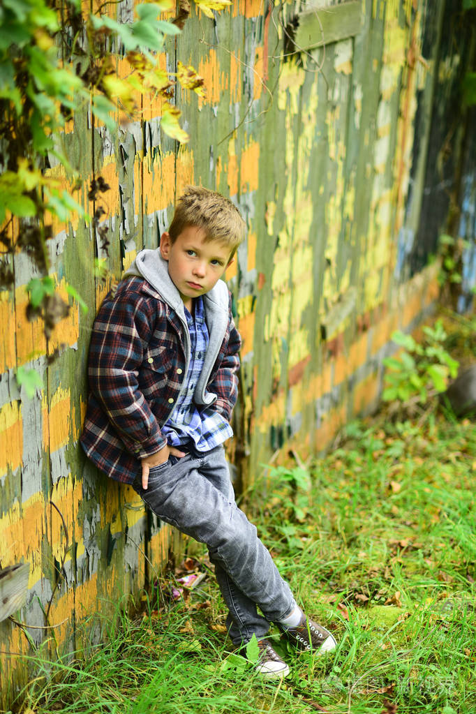 孩子们的教养.小男孩喜欢正常的成长和美好的童年.小男孩在乡下玩.