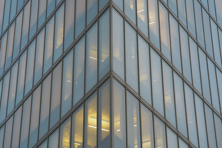 现代城市商务大厦摩天大楼的玻璃灰色方形窗户. 新社区的现代公寓楼.
