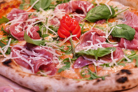 一种典型的意大利披萨的组成，具有意大利美食的典型成分。 概念披萨意大利传统那不勒斯地中海风味