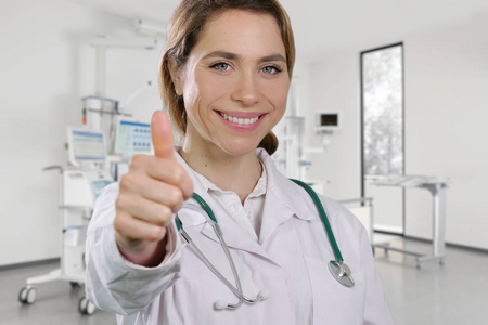 一位穿着白色外套和听诊器微笑着看着白色背景上的相机的女医生的肖像。 概念医生保健对医学的热爱。