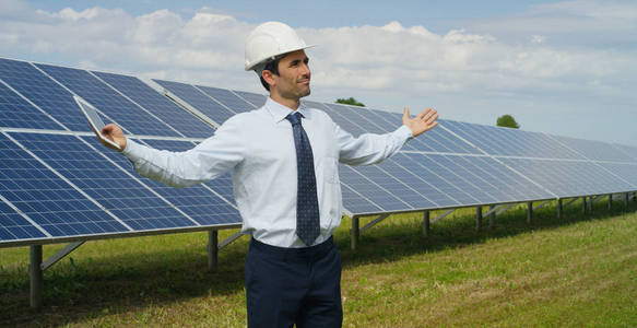 环保太阳能电池板的白种人商人