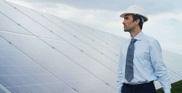 高加索商人在ECO太阳能电池板屋顶电池太阳能系统站