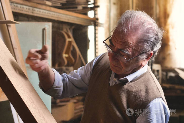 在他的实验室里 一位柳匠为工作精细木材的音乐家建造了高质量的吉他 概念 音乐传统古代工艺品 照片 正版商用图片144c1b 摄图新视界