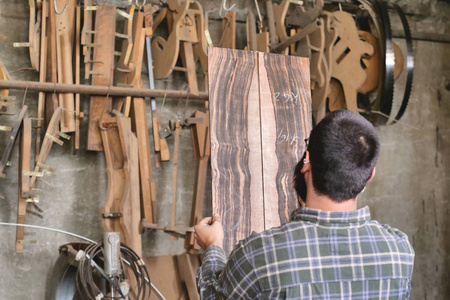在他的实验室里，一位柳匠为工作精细木材的音乐家建造了高质量的吉他。 概念音乐传统古代工艺品。