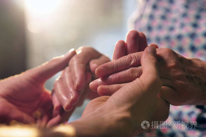 年轻人帮助她祖母举起手来老年人支持和退休帮助的概念帮助有需要的人
