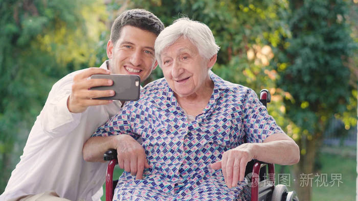 概念:寄宿家庭疗养院,一所为老年人提供帮助的房子.