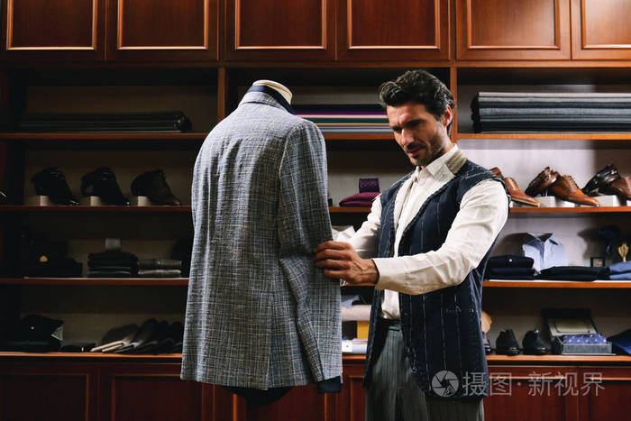 裁缝在用卷尺做生意时的形象概念时装裁缝店