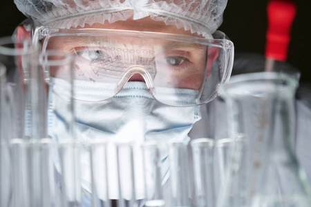 一位未来主义的医生，一位外科医生检查了一个技术数字全息板，一个面具，一只棕色的帽子。 概念未来医学新技术，医生实验室未来。