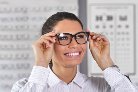 光学中心微笑妇女肖像调整眼镜眼镜
