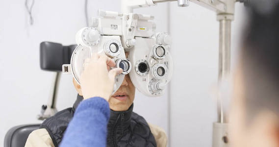 亚洲老人做眼科测试