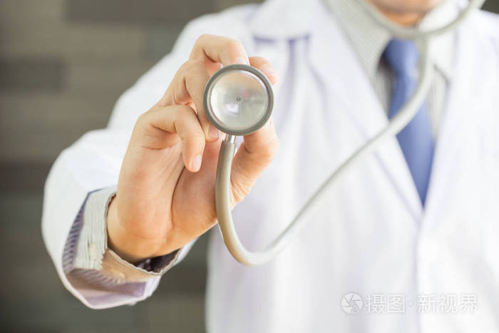 手里拿着听诊器的医生