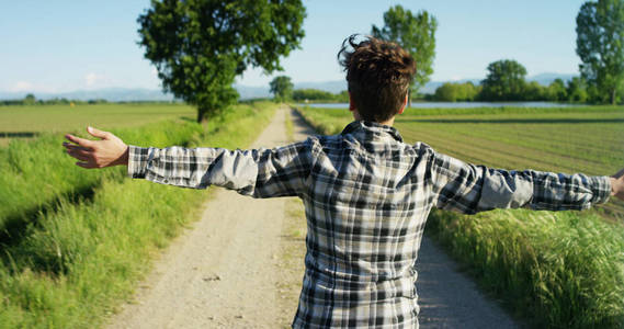 的日子里,慢动作地跑着,带着许多快乐和积极的能量在田野里奔跑照片