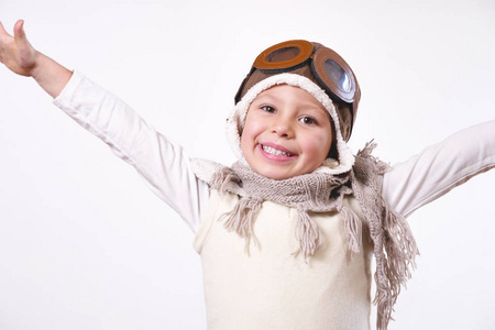 打扮成飞行员的微笑可爱的小女孩的肖像